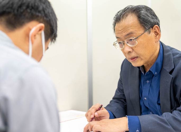 大学受験の個別指導中の様子