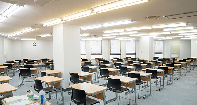 集中して勉強する生徒